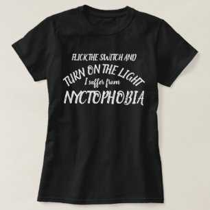 Schalten Sie das Licht ein, das ich unter T-Shirt
