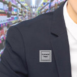 Schaltfläche "Firmenname und Logo auf dem grauen P<br><div class="desc">Square-Taste, die Sie anpassen können, um Ihren Firmennamen und Ihr Logo. Sie können diesen Knopf als einheitliches Zubehör Ihrer Mitarbeiter verwenden. Sie können es auch als Verpackungszubehör verwenden. Sie können es auch in Ihr Marketing aufnehmen, um Ihr Unternehmen zu werben oder Ihren Namen für Ihre Kunden zu fördern. Schaltfläche, die...</div>