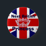 Schaltfläche für das britische Button Princess Cro<br><div class="desc">Holen Sie sich Prinz Harrys Aufmerksamkeit mit diesem hübschen Knopf-Button, mit dem Rot, Weiß und Blau der britischen Flagge, als Hintergrund. Ein Foto einer Diamantkrone sitzt in der Mitte und fett dunkelblau liest sich, Next British Princess. Personalisieren Sie den Text, um alles zu lesen, was Sie gewollt haben. Ideal für...</div>