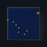 Schaltfläche mit der Flagge von Alaska Button<br><div class="desc">Zeigen Sie Ihren Alaskan-Stolz mit unserem exklusiven Button mit der Flagge von Alaska! Dieser Knopf wurde mit viel Liebe zum Detail gestaltet und ist mehr als nur ein kleines Accessoire; er ist eine Feier des Alaskan-Erbes und des kulturellen Stolzes. Das Design besticht durch das ikonische Big Dipper- und North Star-Emblem...</div>