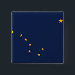 Schaltfläche mit der Flagge von Alaska Button<br><div class="desc">Zeigen Sie Ihren Alaskan-Stolz mit unserem exklusiven Button mit der Flagge von Alaska! Dieser Knopf wurde mit viel Liebe zum Detail gestaltet und ist mehr als nur ein kleines Accessoire; er ist eine Feier des Alaskan-Erbes und des kulturellen Stolzes. Das Design besticht durch das ikonische Big Dipper- und North Star-Emblem...</div>