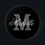 Schaltfläche mit personalisiertem Namen | Schwarz Button<br><div class="desc">Hochzeitsknöpfe mit personalisiertem Namen | Klassisch schwarz-weiß. Niedliches Design für Braut,  Brautjungfrau,  Trauzeugin,  Blume Mädchen,  Gäste,  Familie bei schicken Bachelorette / Brautparty,  Hochzeitsfeier. Mit Monogramm Anfangsbuchstabe mit elegantem Typografie-Text. Ändern Sie die Menge,  um den billigen Bulk-Preis zu erhalten. Machen Sie Ihre eigenen individuelle Name-Abzeichen.</div>