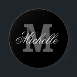 Schaltfläche mit personalisiertem Namen | Schwarz Button<br><div class="desc">Hochzeitsknöpfe mit personalisiertem Namen | Klassisch schwarz-weiß. Niedliches Design für Braut,  Brautjungfrau,  Trauzeugin,  Blume Mädchen,  Gäste,  Familie bei schicken Bachelorette / Brautparty,  Hochzeitsfeier. Mit Monogramm Anfangsbuchstabe mit elegantem Typografie-Text. Ändern Sie die Menge,  um den billigen Bulk-Preis zu erhalten. Machen Sie Ihre eigenen individuelle Name-Abzeichen.</div>