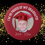 Schaltfläche "Stummer Abschluss" - Rot Button<br><div class="desc">Ich bin so stolz auf meinen Graduiertenknopf. Eltern, Großeltern, Brüder, Schwestern, Tanten, Onkel und Freunde können ihren Absolventen Fotos zeigen. Hinzufügen oder Ändern von Text, um eine eigene Nachricht zu erstellen. Ideal für alle Abschlüsse: Kindergarten, Vorschule, Gymnasium, Mittelschule, Junior High, Uni, Uni, Uni, Fachschule, Militärschule, Kindergymnasium, Jura, Medizin, Zahnarztschule, Graduiertenschule...</div>