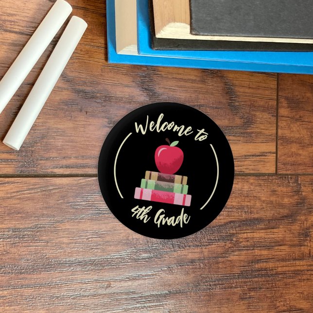 Schaltfläche "Zurück in die Schule" für Apfel und  Button (Red apple and books back to school faux chalkboard round button .)