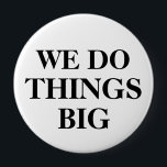 Schaltflächen für Messen Button<br><div class="desc">Sehr große Pinback-Buttons mit den Worten,  wir tun Dinge groß in großen fetten Buchstaben in klassisch schwarz und weiß mit der Fähigkeit,  die Vorlage online anpassen. Entwickelt für Messebesuche,  Kongresse oder andere Werbeaktionen.</div>