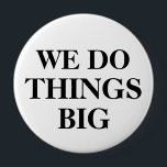 Schaltflächen für Messen Button<br><div class="desc">Sehr große Pinback-Buttons mit den Worten, wir tun Dinge groß in großen fetten Buchstaben in klassisch schwarz und weiß mit der Fähigkeit, die Vorlage online anpassen. Entwickelt für Messebesuche, Kongresse oder andere Werbeaktionen.</div>