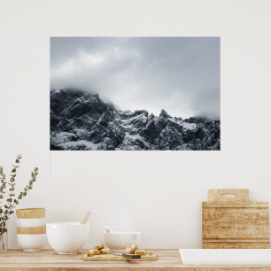 Scharfe Kanten von Bergen und weiche Wolken Poster