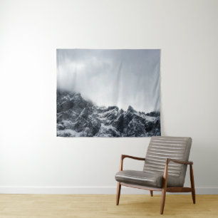 Scharfe Kanten von Bergen und weichen Wolken Wandteppich