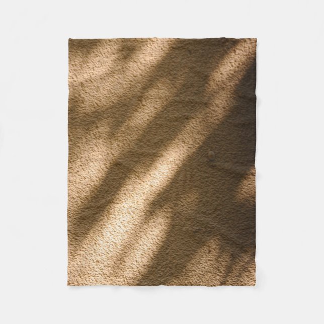 Schatten auf braunem Teppichboden Fleecedecke (Vorderseite)