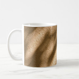Schatten auf braunem Teppichboden Kaffeetasse