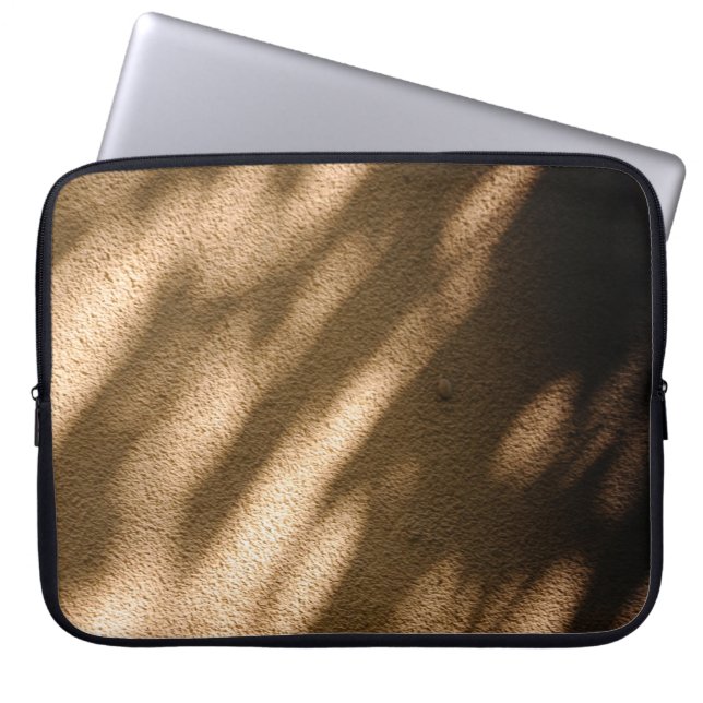 Schatten auf braunem Teppichboden Laptopschutzhülle (Vorderseite)