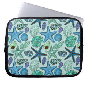 Schatten der blauen Seashells und des Laptopschutzhülle