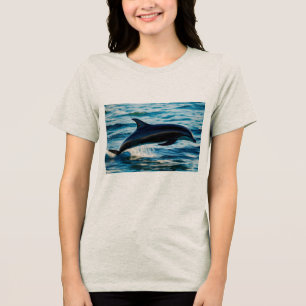 Schatten des Meeres: Der schwarze Delfin Tri-Blend Shirt