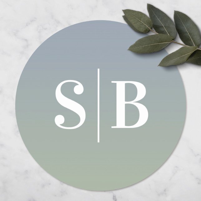 Schatten Monogrammed Dusty Blue & Green Wedding Runder Aufkleber (Von Creator hochgeladen)