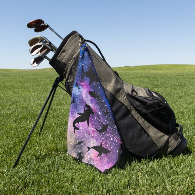 Schattenhai Haiwal in Gradientengalaxie Weltraum Golfhandtuch (Gras)