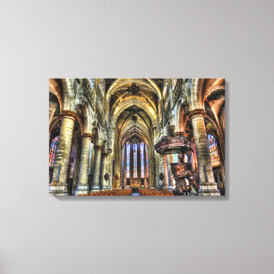 Schattenreiches Inneres einer katholischen Kirche Leinwanddruck
