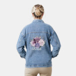 Schattierungen Lila Blooms Moody Floral Bride Jeansjacke<br><div class="desc">Die Denim-Jacke der eleganten Braut ist mit einem Bouquet von Rose in Aquarelltönen in lila Pflaumen,  staubiger Rose,  staubigen Rosa,  Lila,  Salbei mit üppig grünen botanischen Blätter und Eukalyptus ausgestattet.</div>