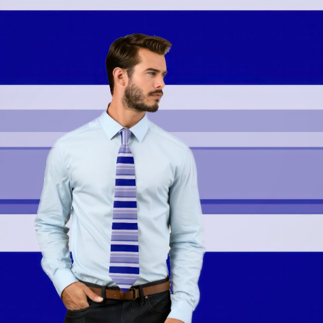 Schattierungen von Navy Blue Krawatte (Horizontale (Man wears a striped necktie in shades of navy blue.)