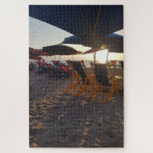 Schattige Strandbestuhlung bei Sonnenuntergang