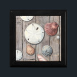 Schätze an der Küste Geschenkbox<br><div class="desc">Megan Meagher ist bekannt für ihre einfachen Kunstwerke. Dieses Bild zeigt die Einfachheit der Schätze der Küste,  einschließlich Sand Dollars und Muscheln in einem pastellfarbenen Ton. Meagher umschließt einen hölzernen Hintergrund in ihrem Bild,  um diese Schätze zu kontrastieren. Holen Sie sich diesen Kunstdruck heute auf Holzfarbe auf Ihrem Zazzle-Produkt.</div>