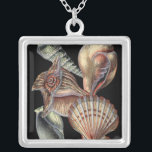 Schätze des Meeres Versilberte Kette<br><div class="desc">Dieser Kunstdruck zeigt die schönsten Dinge in der Natur des Ozeans. Auf diesem Bild finden Sie alle Arten von Meereslebewesen,  darunter eine Conch Seashell,  Sand Dollars und Riffe,  die tief im Meer vergraben sind. Diese Kunstsammlung ist ein Muss für Ihre nächsten Zazzle-Produkte.</div>
