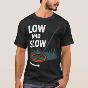 Schatzsuche mit langsamer und tiefer Metalldetekti T-Shirt