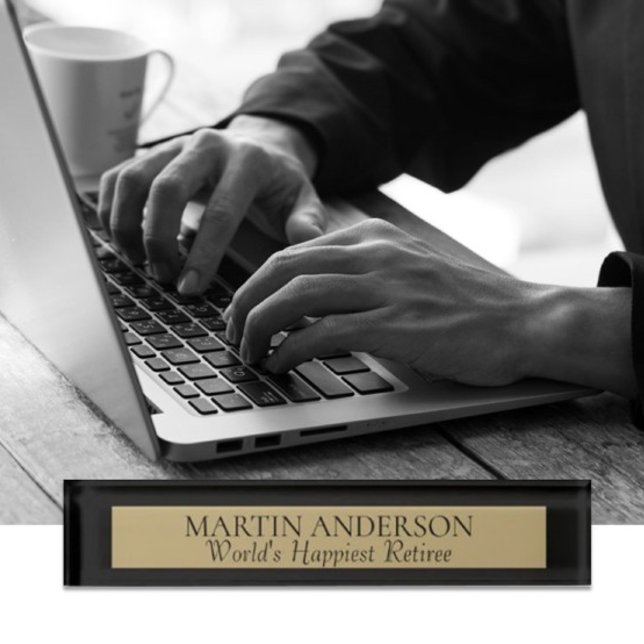 Schau mal! Glücklichstes Schild mit Retiree-Namen. Namensplakette (Von Creator hochgeladen)