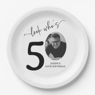 Schau mal, wer 50 ist! Moderne Foto-50. Geburtstag Pappteller