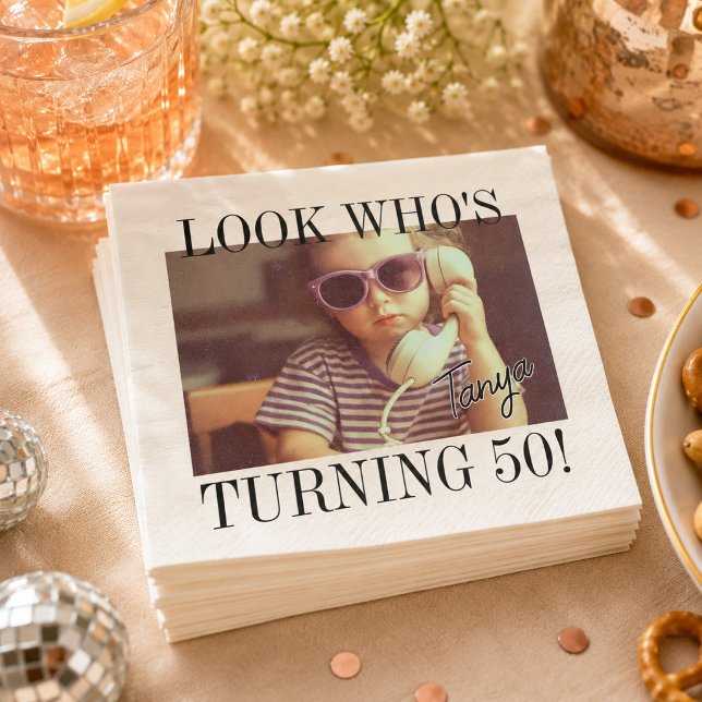 Schau mal, wer 50 wird - Lustiges Retro-Foto Serviette (Von Creator hochgeladen)