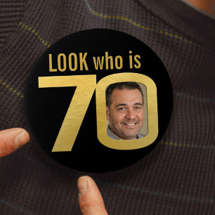 Schau mal, wer 70 ist Foto gold auf schwarzem Gebu Button