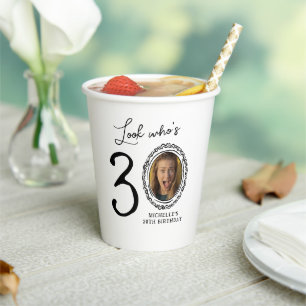 Schau mal, wer ist 30! Foto 30. Geburtstag Pappbecher
