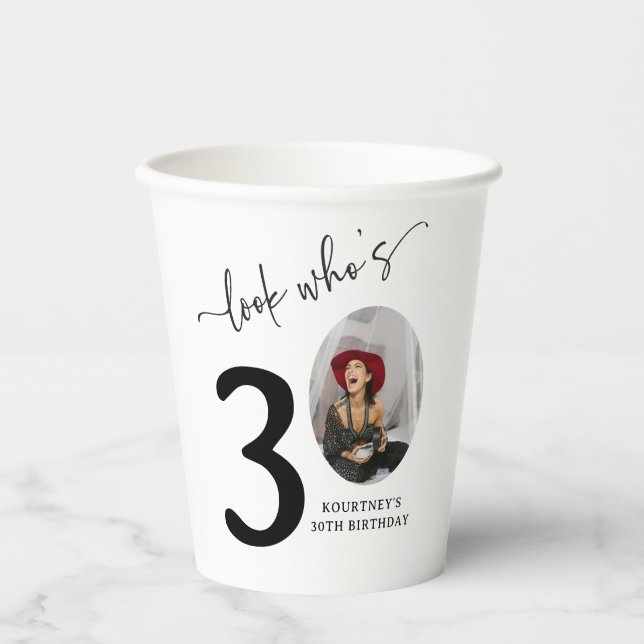 Schau mal, wer ist 30! Modernes Foto 30. Geburtsta Pappbecher (Vorderseite)