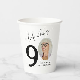 Schau mal, wer ist 90! Modernes Foto 90. Geburtsta Pappbecher