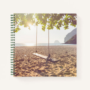 Schauen Sie bei Sonnenuntergang am Strand Notizbuch