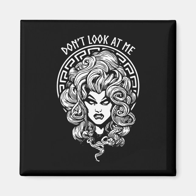 Schauen Sie mich lustig Feminist Halloween Goth Me Magnet (Vorne)