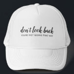 Schauen Sie nicht zurück | Modernes aufstrebendes  Truckerkappe<br><div class="desc">Einfaches,  stilvolles "Nicht zurückblicken",  individuelles Design mit moderner Schrift-Typografie in minimalistischem Designstil inspiriert von Positivität und Zukunftsaussicht. Der Text kann leicht angepasst werden,  um Ihren eigenen Namen oder einen eigenen Slogan für das perfekte Erziehungsgeschenk hinzuzufügen! #dontlookback #positivevibes #positivity #covid #covid19 #coronavirus #pandemic #corona #behappy #happy #goodvibes</div>