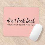 Schauen Sie nicht zurück | Modernes Hochheben von  Mousepad<br><div class="desc">Einfaches, stilvolles "Nicht zurückblicken", individuelles Design mit moderner Schrift-Typografie auf einem rot-rosa Hintergrund in minimalistischem Design-Stil, inspiriert von Positivität und Zukunftsorientierung. Der Text kann leicht angepasst werden, um Ihren eigenen Namen oder einen eigenen Slogan für das perfekte Erziehungsgeschenk hinzuzufügen! #dontlookback #positivevibes #positivity #covid #covid19 #coronavirus #pandemic #corona #behappy #happy #goodvibes...</div>