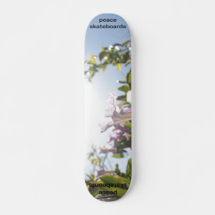 Schauen Sie sich das Lichtskateboard an. Skateboard