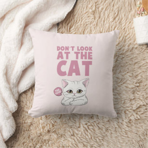 Schauen Sie sich die Katze nicht an - die sonnige  Kissen