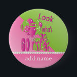 Schauen Sie, wer 60 im Rosa - 60. Geburtstag ist Button<br><div class="desc">Schauen Sie, wer 60 im Rosa - 60. Geburtstag ist. Klicken Sie an BESONDERS ANFERTIGEN ES Knopf zur Änderung, addieren Sie oder löschen Sie den Text, wenn Sie gebraucht werden. SEHEN SIE DIE GESAMTE SAMMLUNG AN: ursprünglicher Entwurf www.zazzle.com/designsbydonnasiggy* durch Donna Siegrist © 2016. Danke für die Unterstützung und das Kurz...</div>