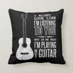 Schauen Sie, wie ich auf Sie Musik-Gitarre höre Kissen<br><div class="desc">Ich schaute zwar,  wie ich auf Sie höre,  aber in meinem Kopf ich meine Gitarre spiele. Lustiges Geschenk für Gitarristen,  Musikliebhaber,  Musiker,  Lehrer,  Songwriter,  Liedkomponist,  Sänger die Liebeschnurinstrumente.</div>