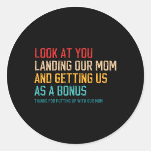 Schauen Sie, wie Sie unsere Mama landeten und uns  Runder Aufkleber