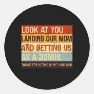 Schauen Sie, wie Sie unsere Mama landeten und uns  Runder Aufkleber