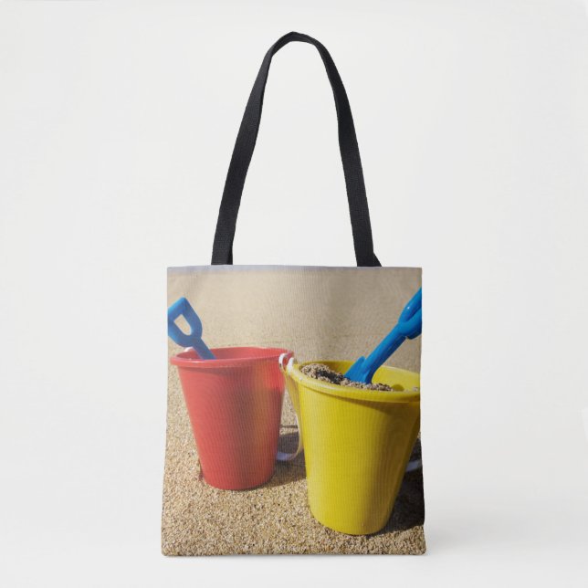 Schaufeln und Eimer auf Sandy-Strand (Vorderseite)