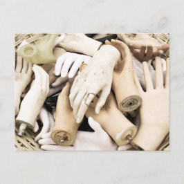 Schaufensterpuppenhände auf dem Flohmarkt Postkarte