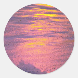 Schaum auf rauem, gewelltem Wasser Runder Aufkleber