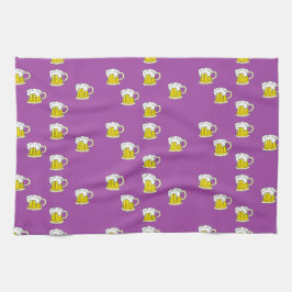 Schaumbecher auf lila geschirrtuch