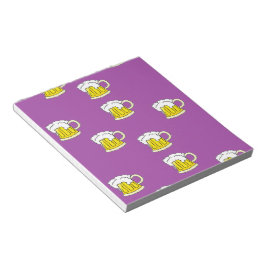 Schaumbecher auf lila notizblock