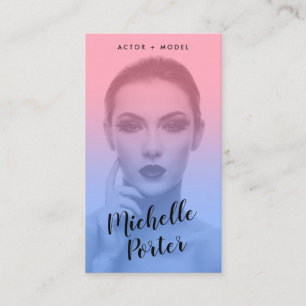 Schauspieler modelliert blaue rosa Steigung des Visitenkarte